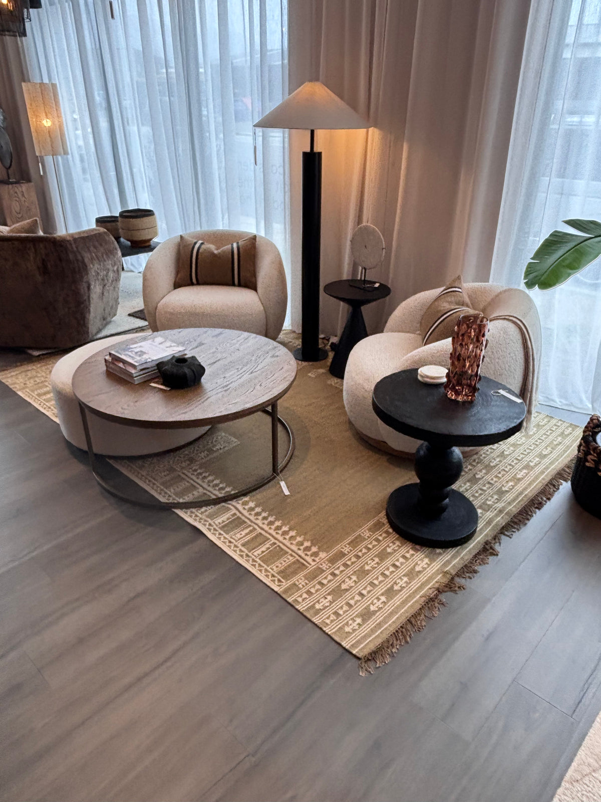 Oliver Motif Rug 290cm x 190cm